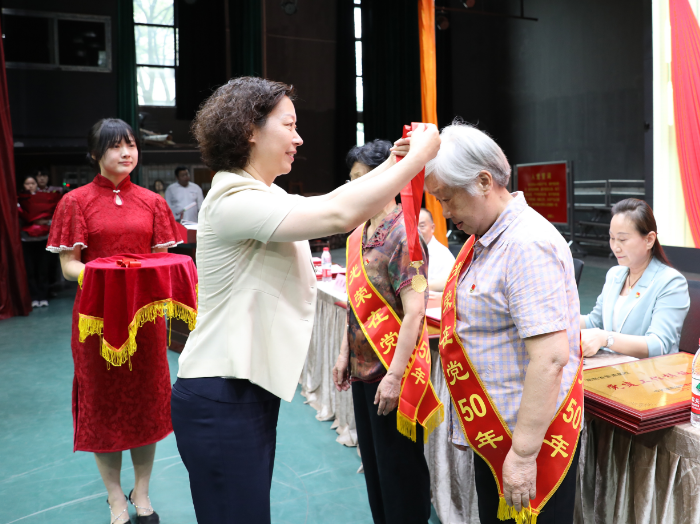 1688127177199094792.png 颁发纪念章.png