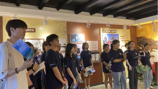 1688867056997020173.jpg 参观李维汉故居照片.jpg