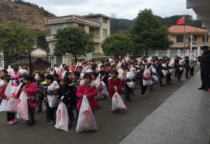 1552298938099053863.png 领取校服.png