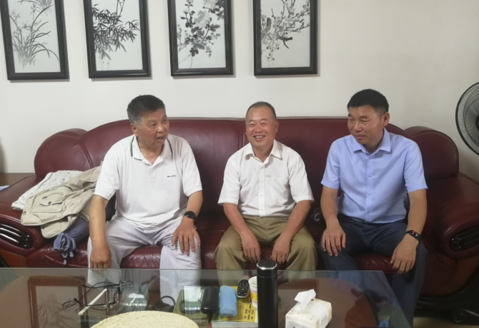 1688218630957043475.png 刘茂盛(中)慰问老党员吴耀武(左).png