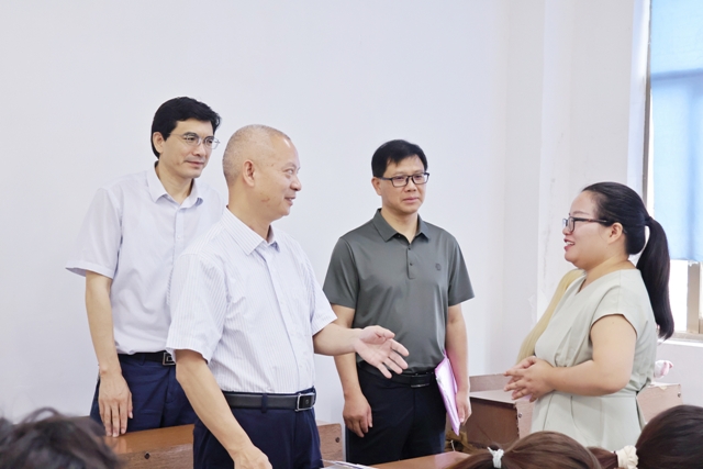 1686043787551056128.jpg 听课专家在课间与任课教师交流照片.jpg