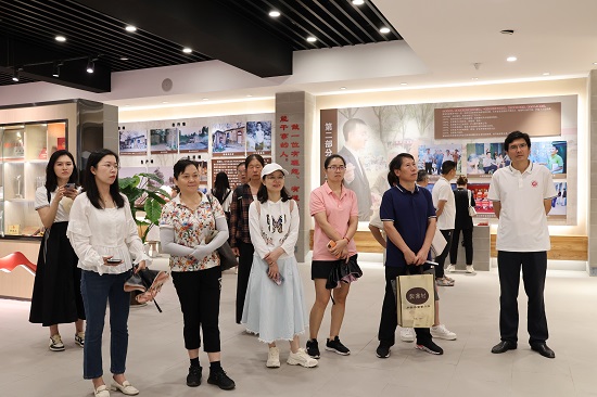 1692068972297018312.jpg 参观展览馆.jpg