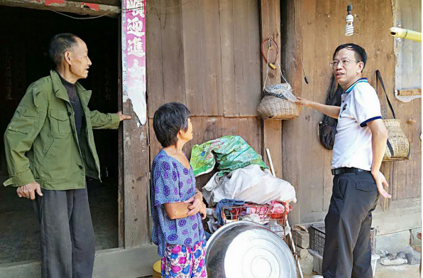 1505708309027014774.png (伍中信到贫困户家中了解情况).png