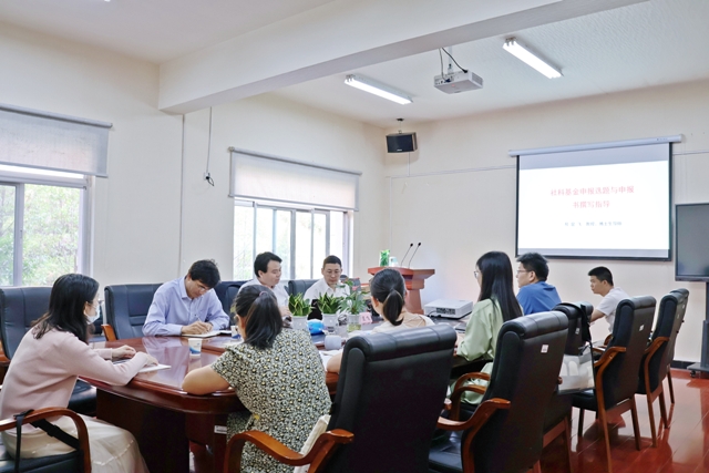 1668395958132078010.jpg 马克思主义学院举办国家社科基金项目申报指导会照片.jpg