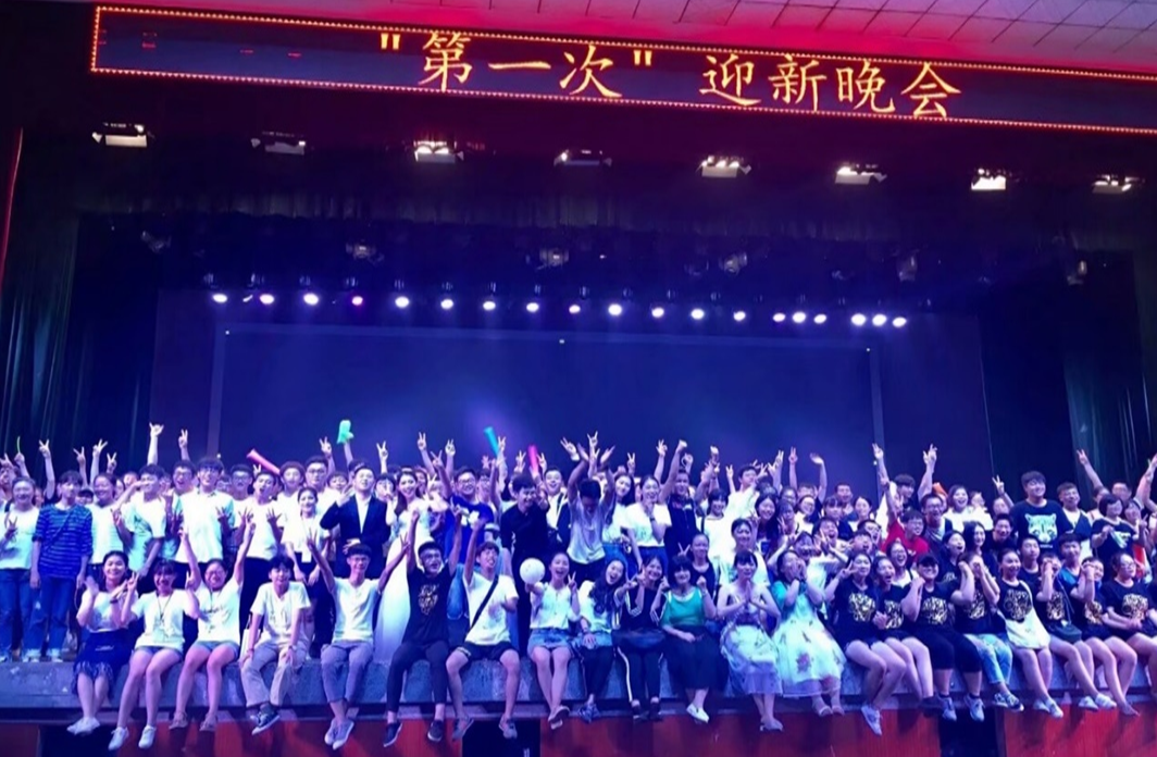 1506756346464002583.png 合影.png