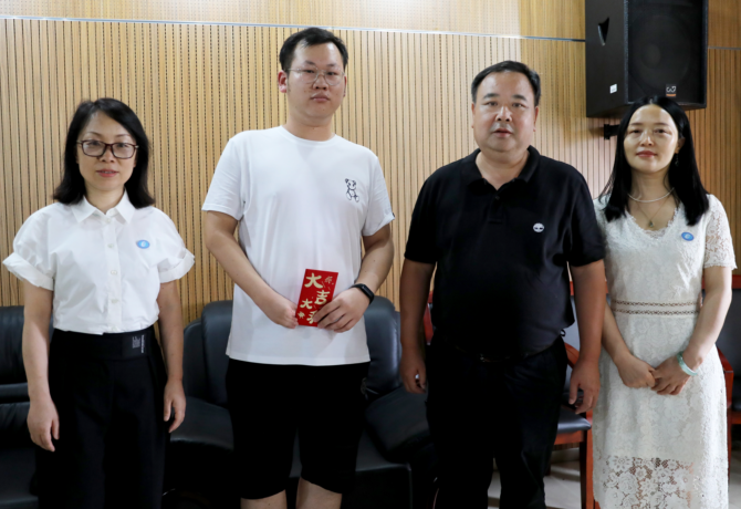 1688218665580007430.png 文炳勋(右二)慰问生活困难党员.png