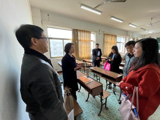 1677573594219058087.jpg 与青年教师随堂交流.jpg