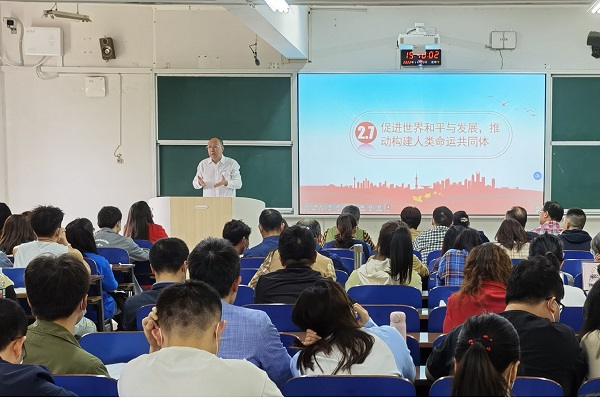 赵鹤平深入师生讲专题党课