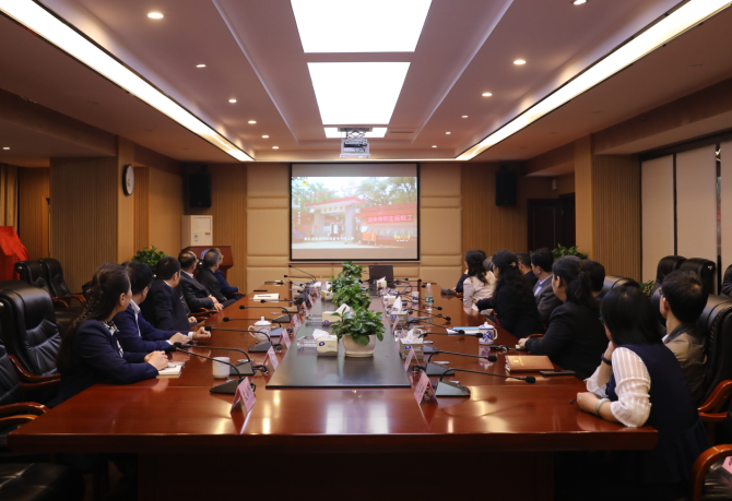 1619266048943058091.png 1.校领导和党务部门中层正副职集中收看节目.png