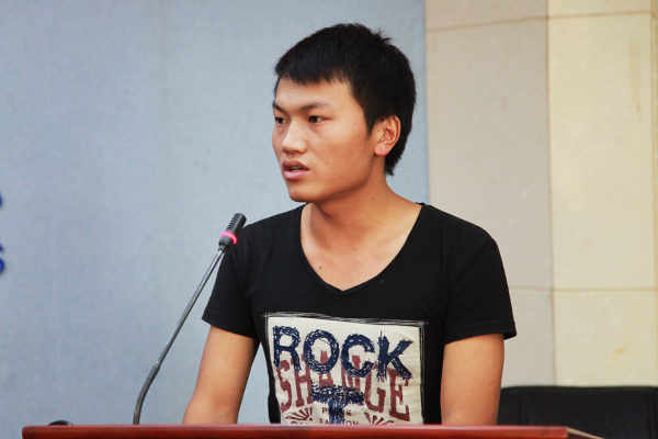 1511320890081097228.jpg 获志学金学生代表发言。.jpg